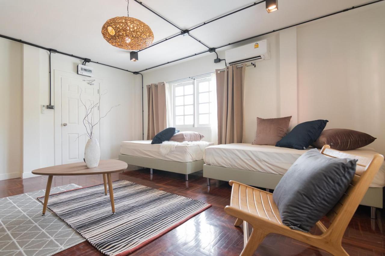Mini-Me Hubs, Charm Suites & Pool In Old City Čiang Mai Exteriér fotografie
