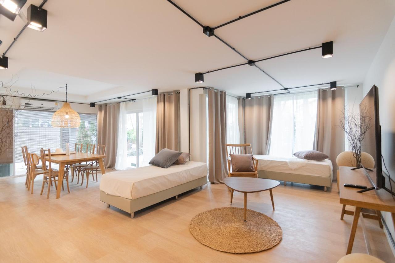 Mini-Me Hubs, Charm Suites & Pool In Old City Čiang Mai Exteriér fotografie