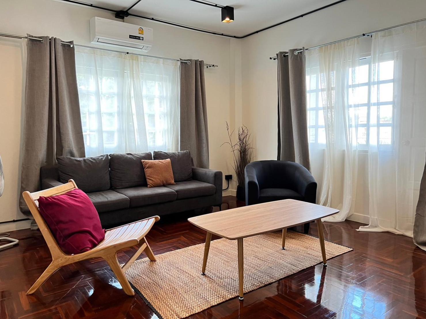 Mini-Me Hubs, Charm Suites & Pool In Old City Čiang Mai Exteriér fotografie