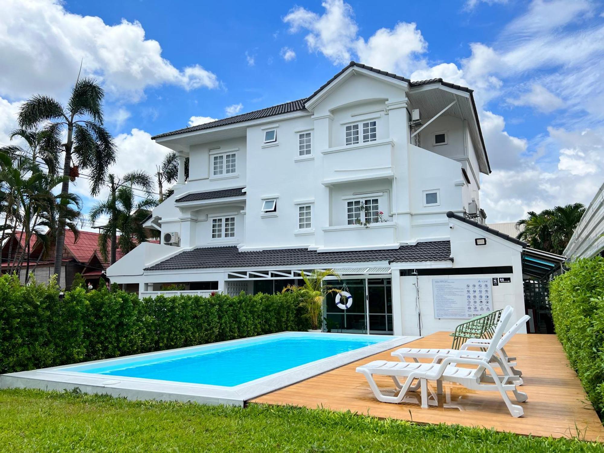 Mini-Me Hubs, Charm Suites & Pool In Old City Čiang Mai Exteriér fotografie